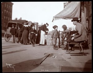 Egy házaló kereskedő látképe a 7. sugárúton, New York, 1903 (ezüstzselatinos nyomat)